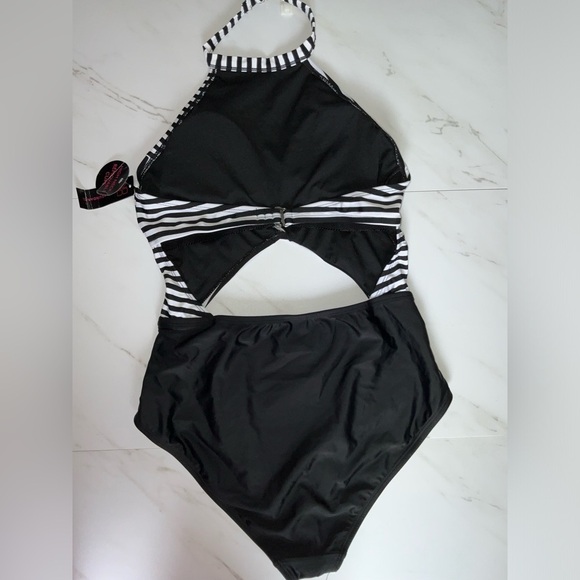 No Boundaries bathing suit - Picture 2 of 7